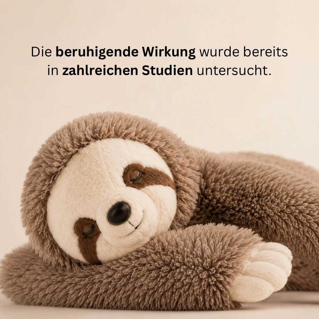 Gros plan sur le visage d'une peluche paresseux aux yeux fermés, à la fourrure brune épaisse et texturée. 6