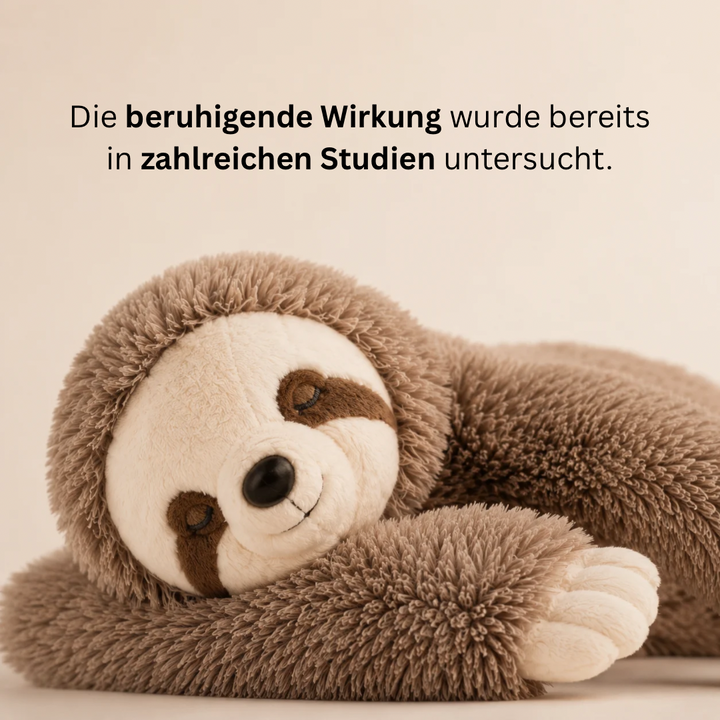Gros plan sur le visage d'une peluche paresseux aux yeux fermés, à la fourrure brune épaisse et texturée. 6