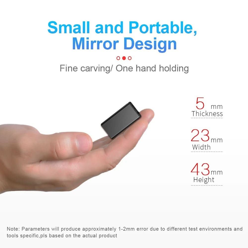 Petit enregistreur noir à finition miroir posé sur le bout d'un doigt, avec ses dimensions 4