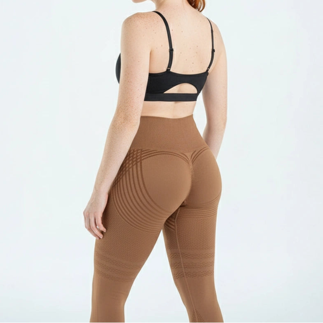 Femme de dos en leggings marron caramel taille haute, avec rayures en relief sur les fesses et bandes texturées sur les cuisses. 8