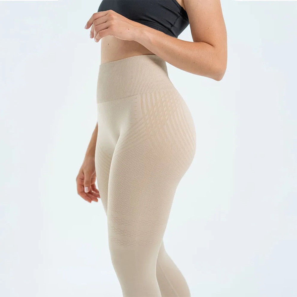 Vue de profil de leggings beiges taille haute à large ceinture côtelée et motifs en relief sur la hanche. 2