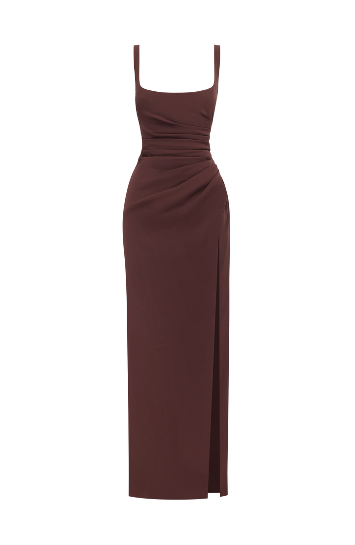 Robe longue marron chocolat présentée seule sur fond blanc, sans mannequin, avec drapé à la taille et fente sur le devant. 9