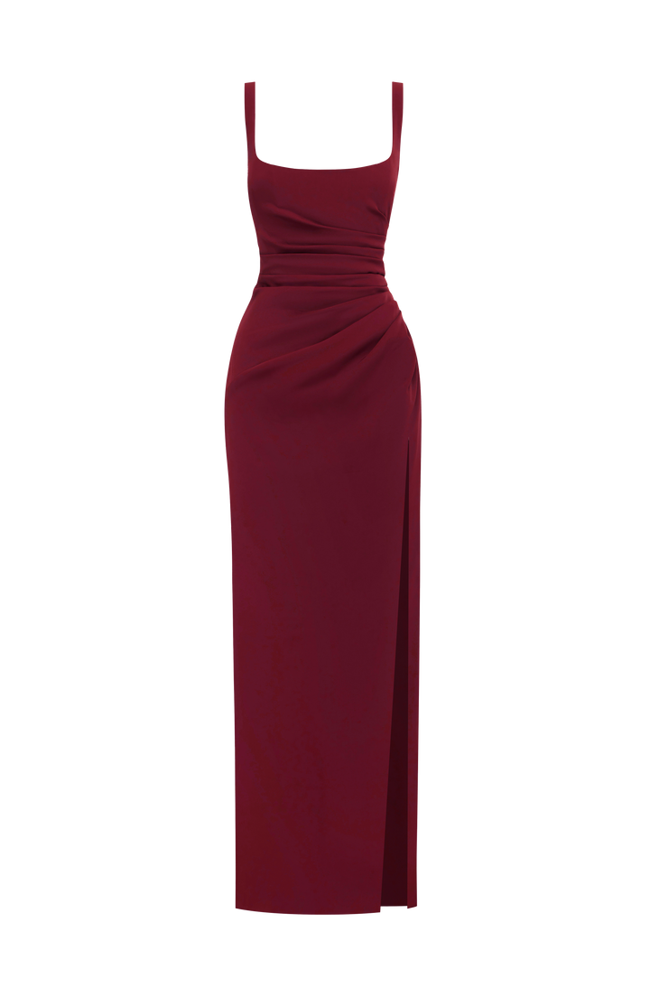 Robe bordeaux présentée à plat sur fond blanc, vue de face : bretelles larges, drapé à la taille, fente latérale. 23