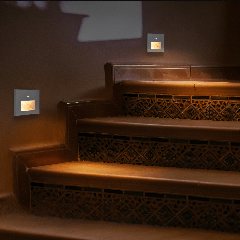 Appliques grises à lumière ambrée sur un escalier carrelé, éclairage doux dans une ambiance sombre 4