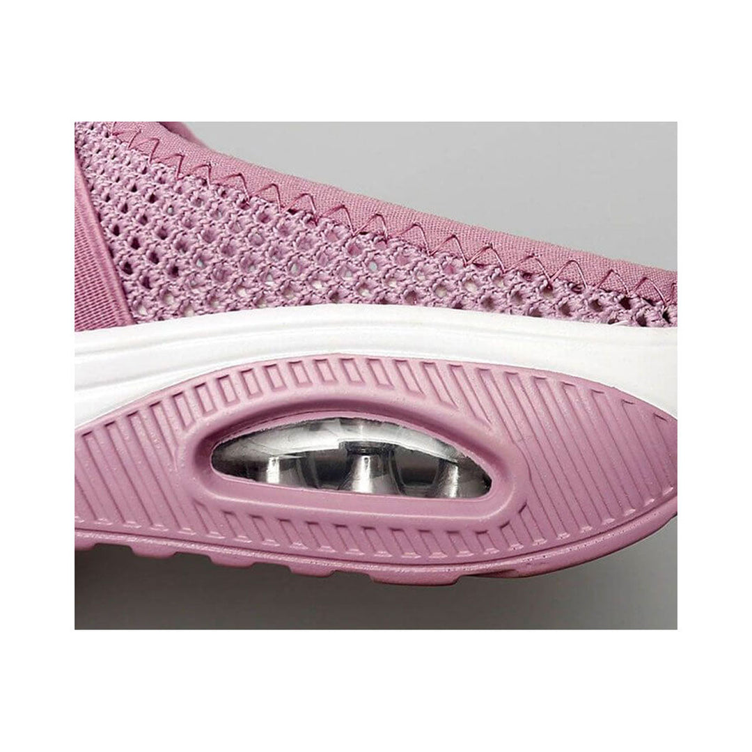 Gros plan sur la semelle rose striée et le coussin d'air transparent, avec la couture de la maille 13