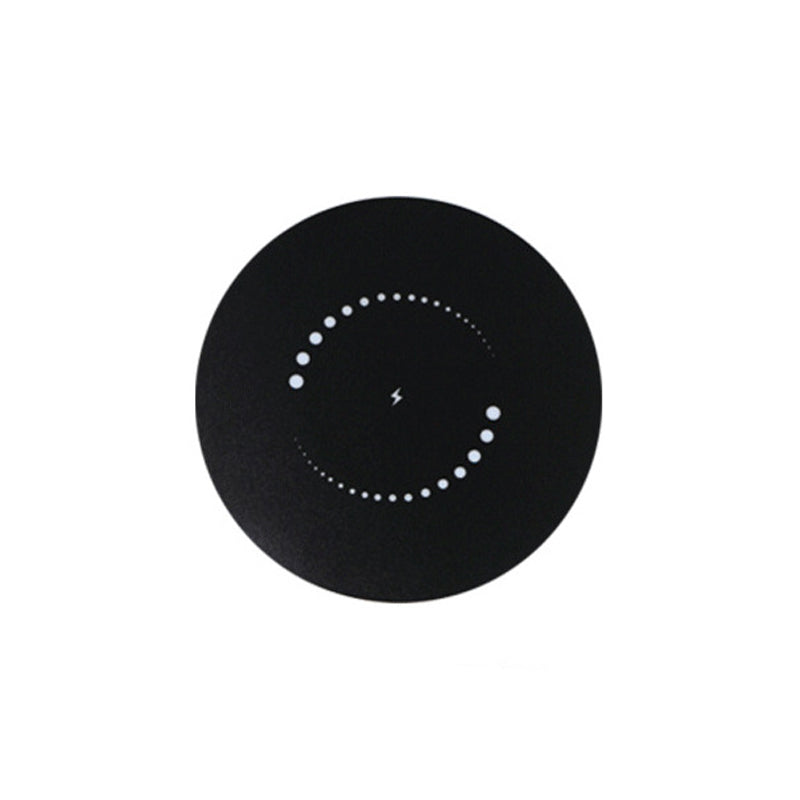 Face supérieure noire du chargeur, avec un cercle de points lumineux blancs autour d'un petit symbole d'éclair. 10