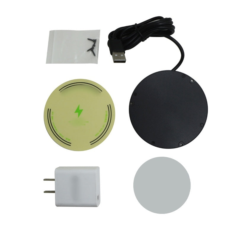 Contenu fourni à plat : chargeur noir avec câble USB, sachet de vis, autocollant d'alignement vert, disque adhésif et adaptateur secteur blanc. 13
