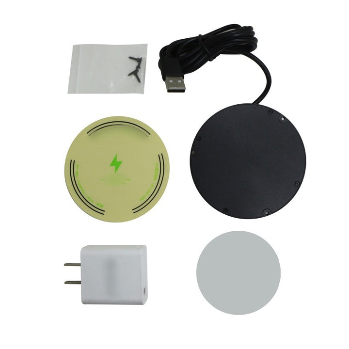 Contenu fourni à plat : chargeur noir avec câble USB, sachet de vis, autocollant d'alignement vert, disque adhésif et adaptateur secteur blanc. 13