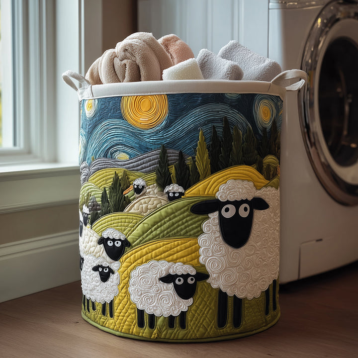 Panier rond matelassé orné de moutons sur des collines et d'un ciel étoilé, rempli de serviettes devant un lave-linge. 1