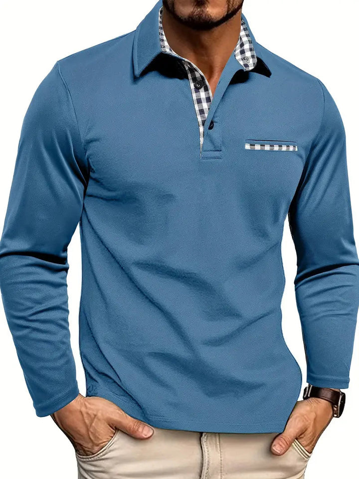 Version bleue du polo à manches longues portée par un homme, contraste à carreaux au col, sur la patte et la poche poitrine. 4