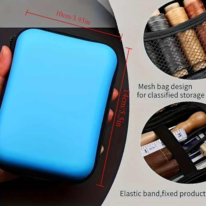 Étui de rangement bleu tenu à la main, avec deux détails de l'intérieur : filet pour les bobines et bande élastique. 3