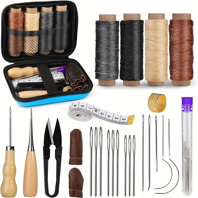 Étui rigide bleu ouvert et tous les accessoires disposés autour : quatre bobines de fil, alènes, ciseaux, dé à coudre, aiguilles et mètre ruban. 1