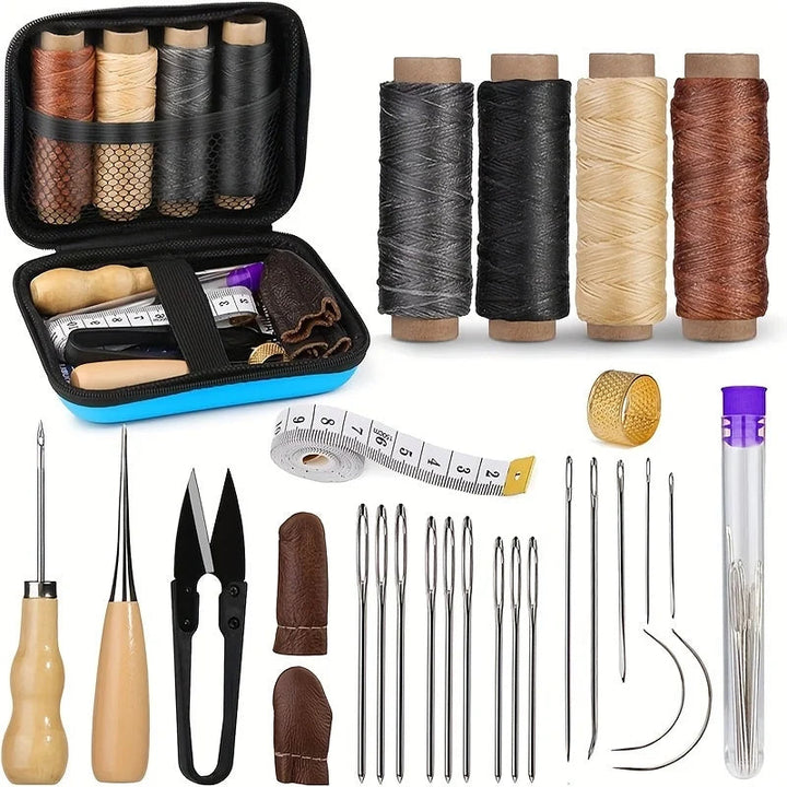 Étui rigide bleu ouvert et tous les accessoires disposés autour : quatre bobines de fil, alènes, ciseaux, dé à coudre, aiguilles et mètre ruban. 1