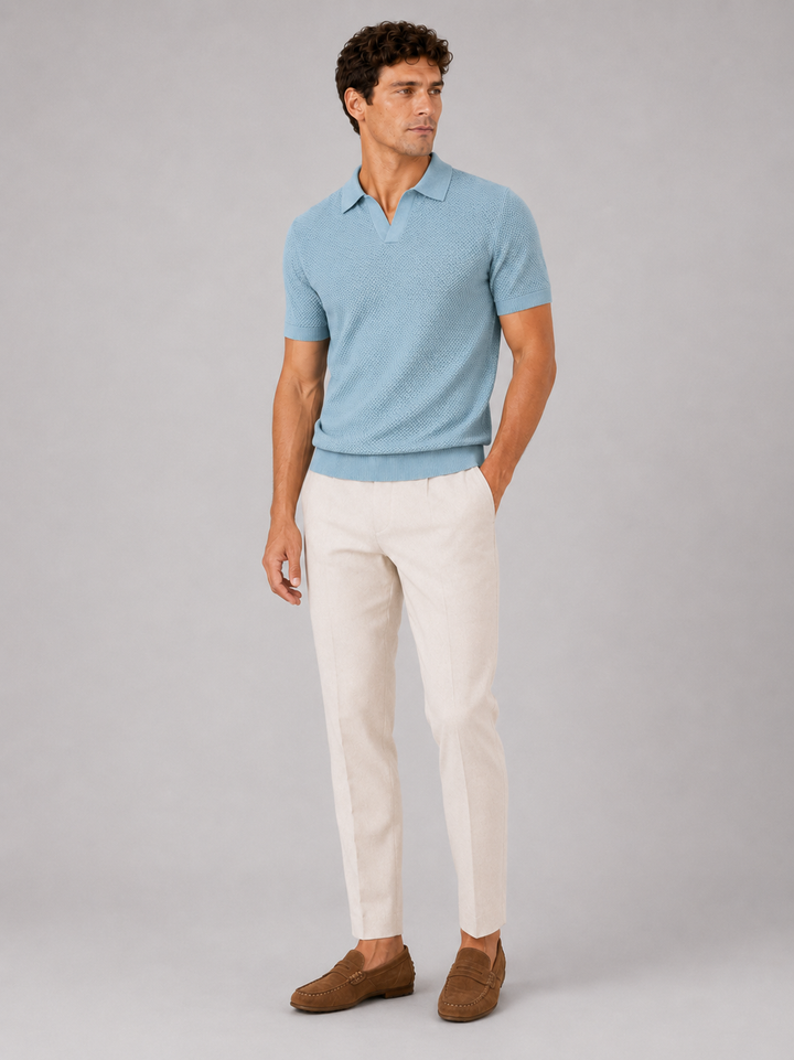 Homme en polo bleu clair, pantalon beige et mocassins marron, en pied, de face 3