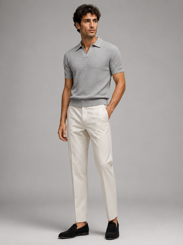 Homme en pied portant le polo gris avec pantalon écru et mocassins noirs, vue de face 28