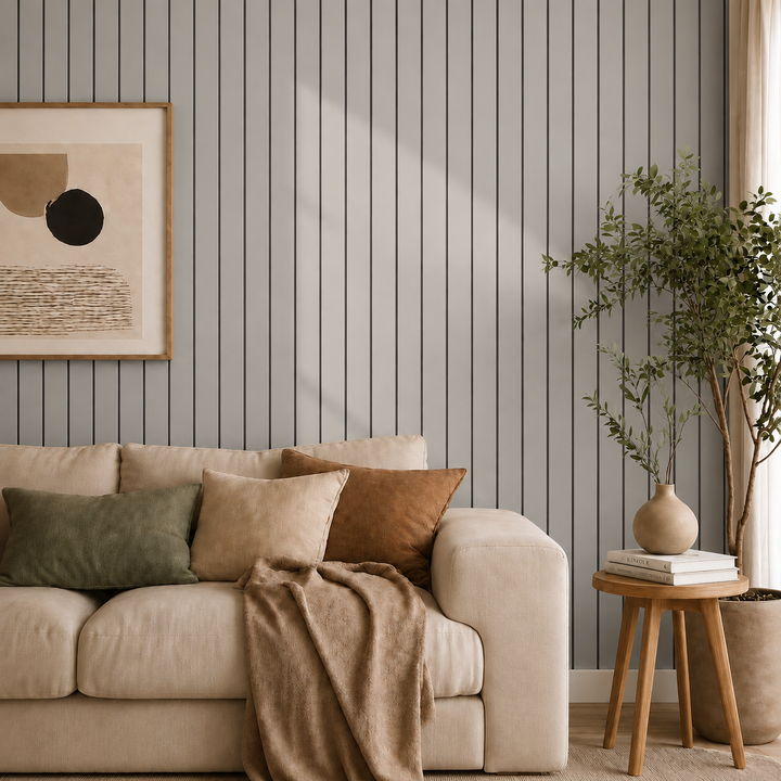 Canapé beige devant un mur de lattes grises, avec cadre abstrait, plante et table d'appoint 15