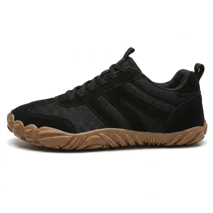 Vue de profil de la chaussure noire en mesh et daim, entièrement ton sur ton, avec semelle crantée couleur caramel. 19