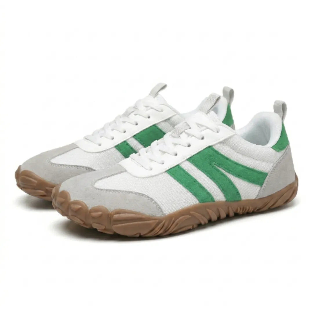Paire de baskets barefoot blanches à bandes vertes vue de trois quarts, bouts gris clair, lacets blancs et semelle gomme marron. 34