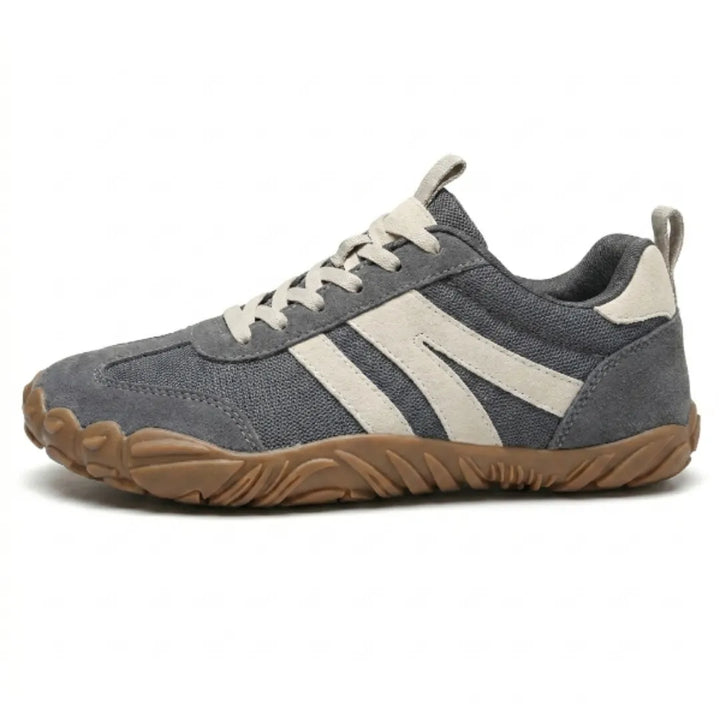 Vue de profil d'une chaussure grise en mesh et daim avec bandes beiges et semelle crantée couleur caramel. 1