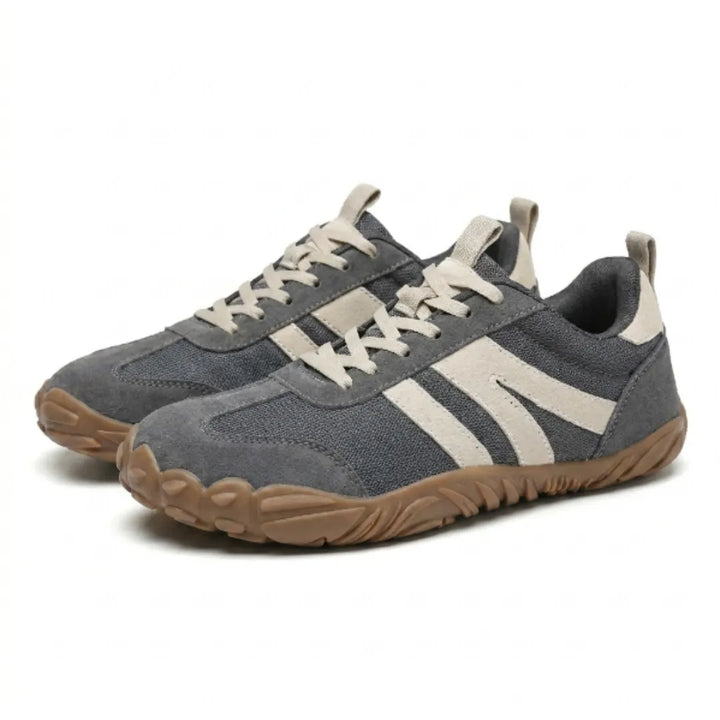 Paire de chaussures grises à lacets beiges vue de trois quarts, avec semelle large crantée marron clair. 7