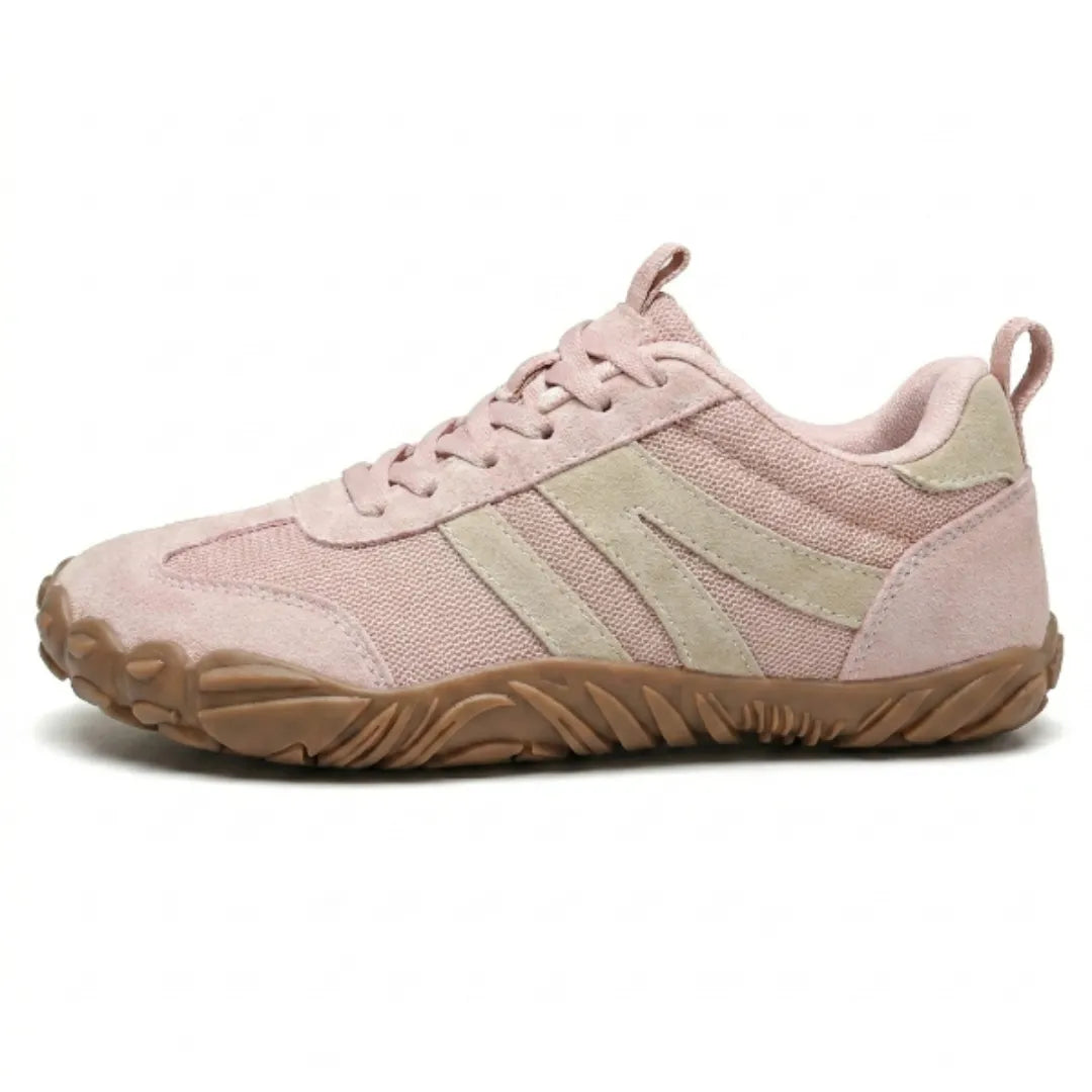 Vue de profil de la chaussure rose en mesh et daim avec bandes beiges et semelle crantée caramel. 10