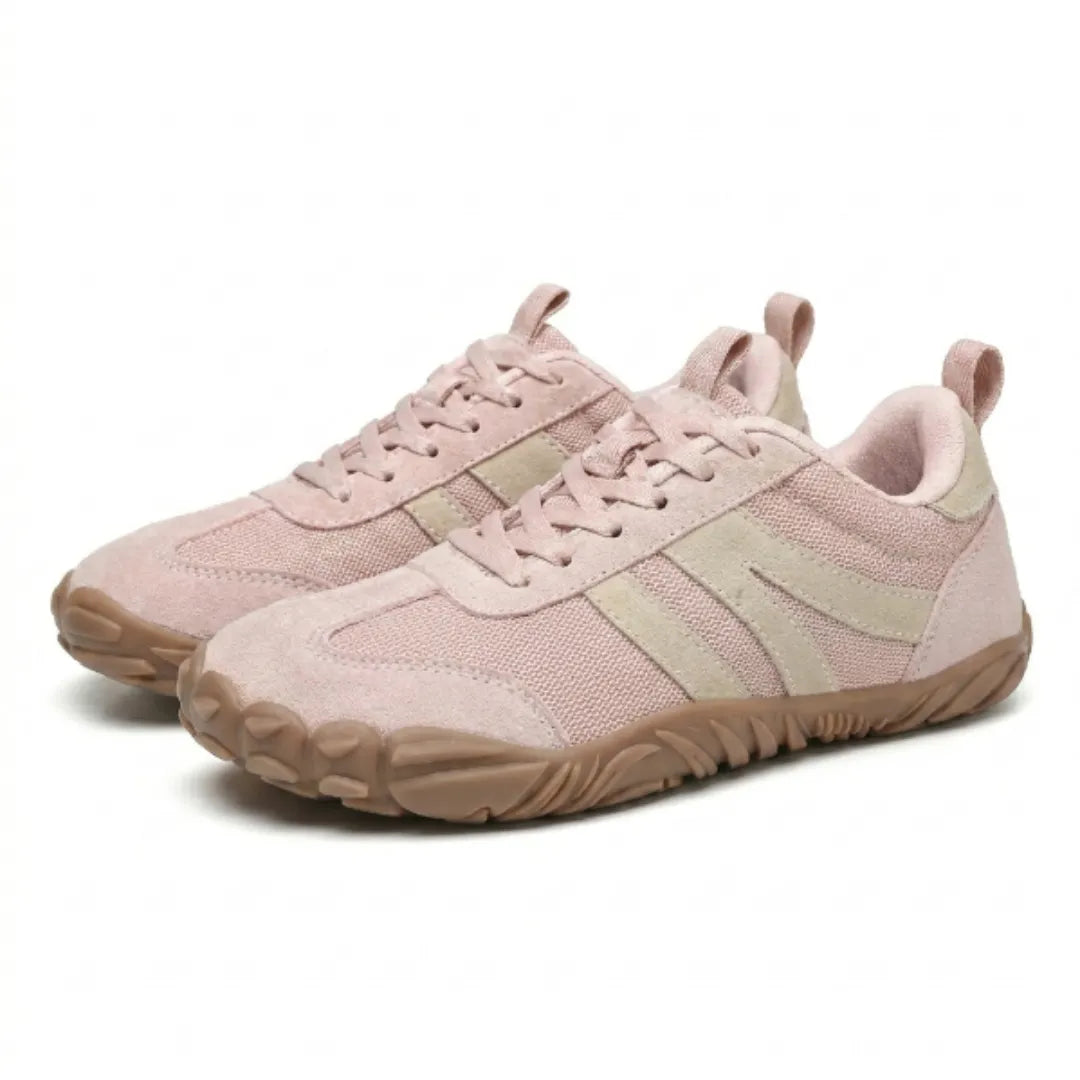 Paire de chaussures roses à lacets assortis vue de trois quarts, avec bandes beiges et semelle large crantée. 16