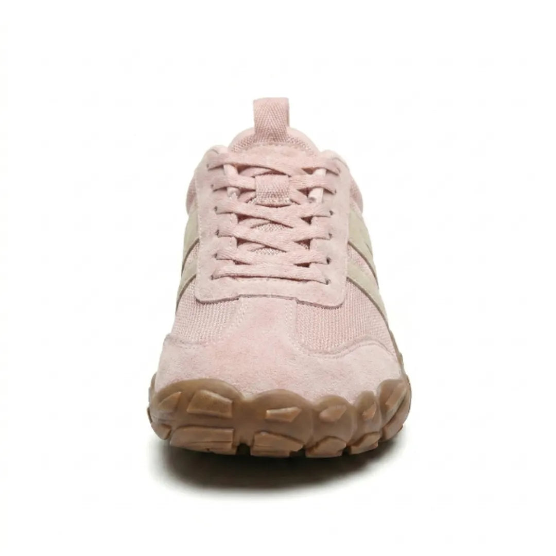 Vue de face de la chaussure rose montrant les lacets, les bandes beiges et le bout arrondi de la semelle épaisse. 17