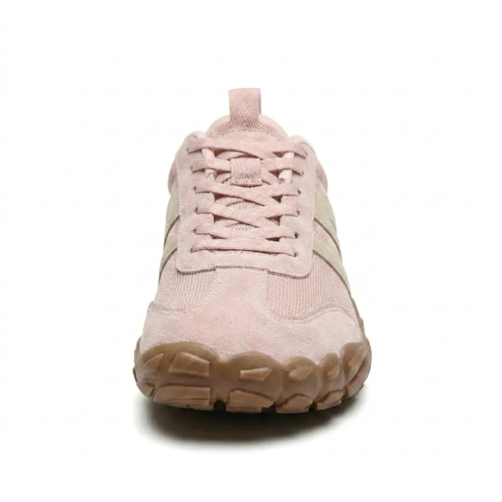 Vue de face de la chaussure rose montrant les lacets, les bandes beiges et le bout arrondi de la semelle épaisse. 17