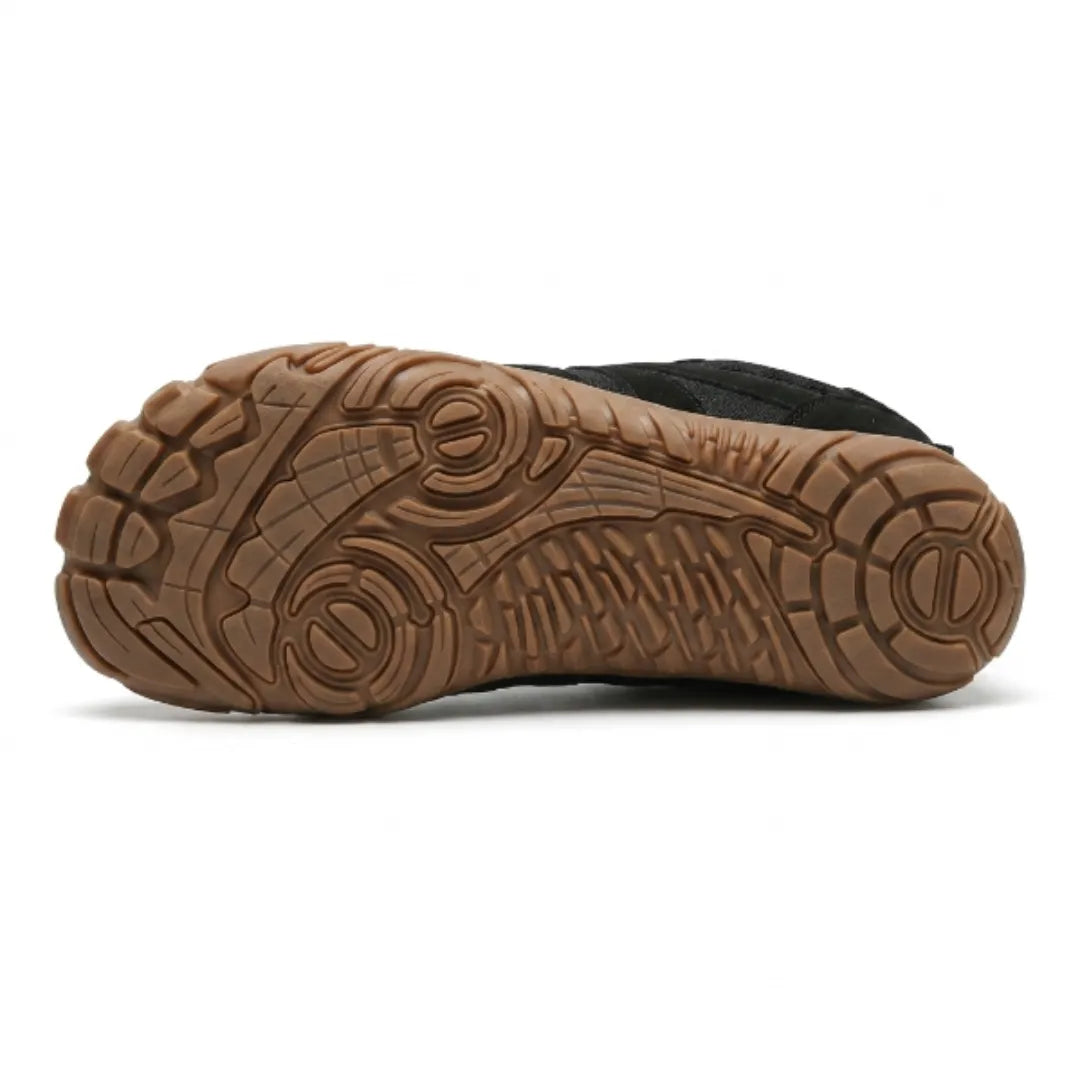 Dessous de la semelle gomme marron de la version noire, avec crampons et motifs de rainures antidérapantes sur toute la longueur. 27