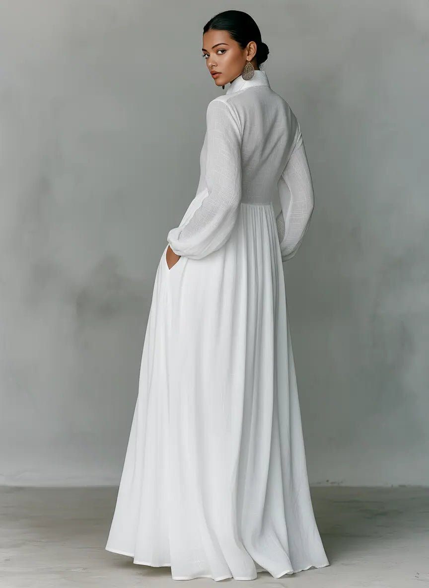 Robe maxi blanche vue de dos, mannequin tournant la tête, une main dans la poche 2
