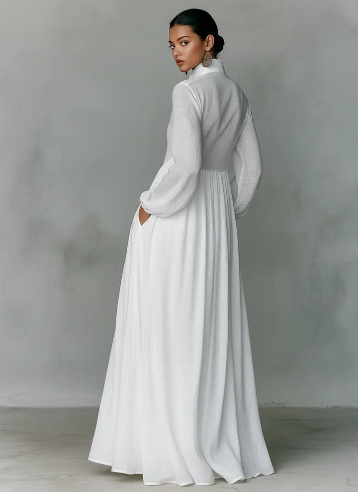 Robe maxi blanche vue de dos, mannequin tournant la tête, une main dans la poche 2
