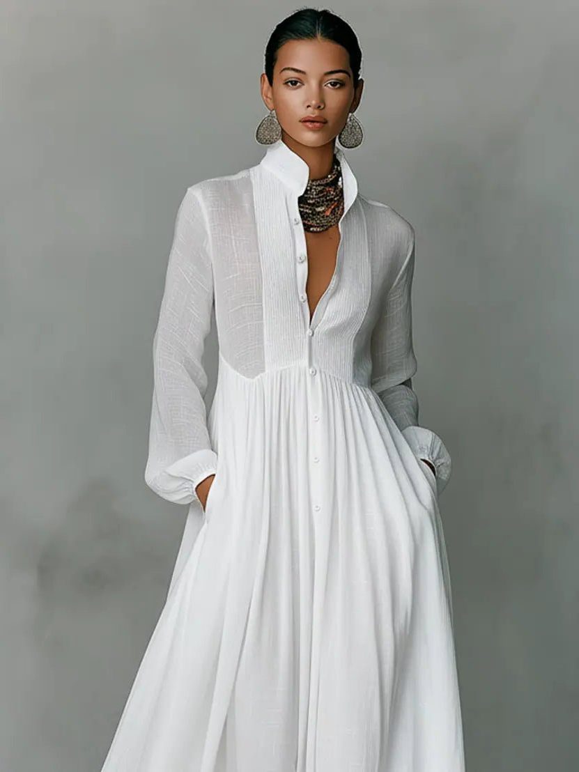 Gros plan sur le buste de la robe blanche : col mao, boutons et plastron plissé 5
