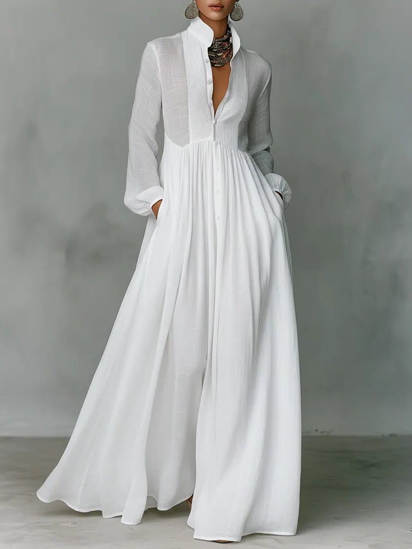 Robe maxi blanche portée de face, mains dans les poches, plan resserré du buste aux pieds 1