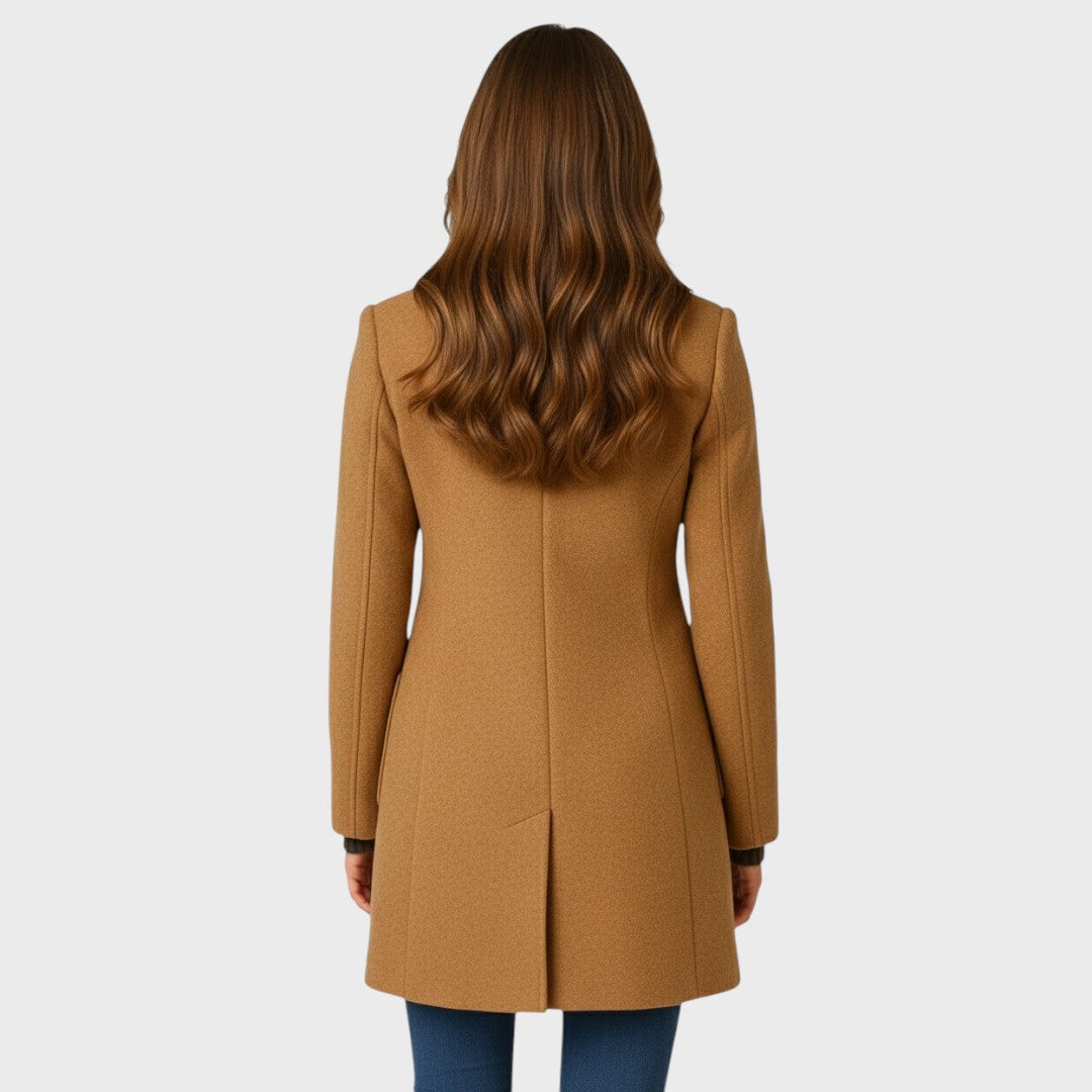 Vue de dos du manteau camel, montrant la coupe ajustée, les coutures verticales et la fente au bas du dos. 8