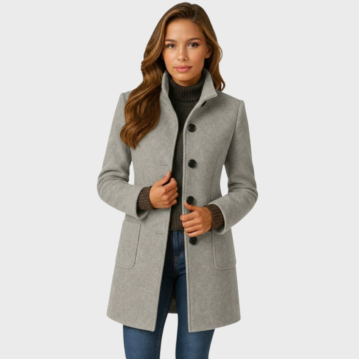 Même manteau en version gris clair, porté ouvert par une femme avec pull col roulé et jean, deux poches plaquées visibles. 2