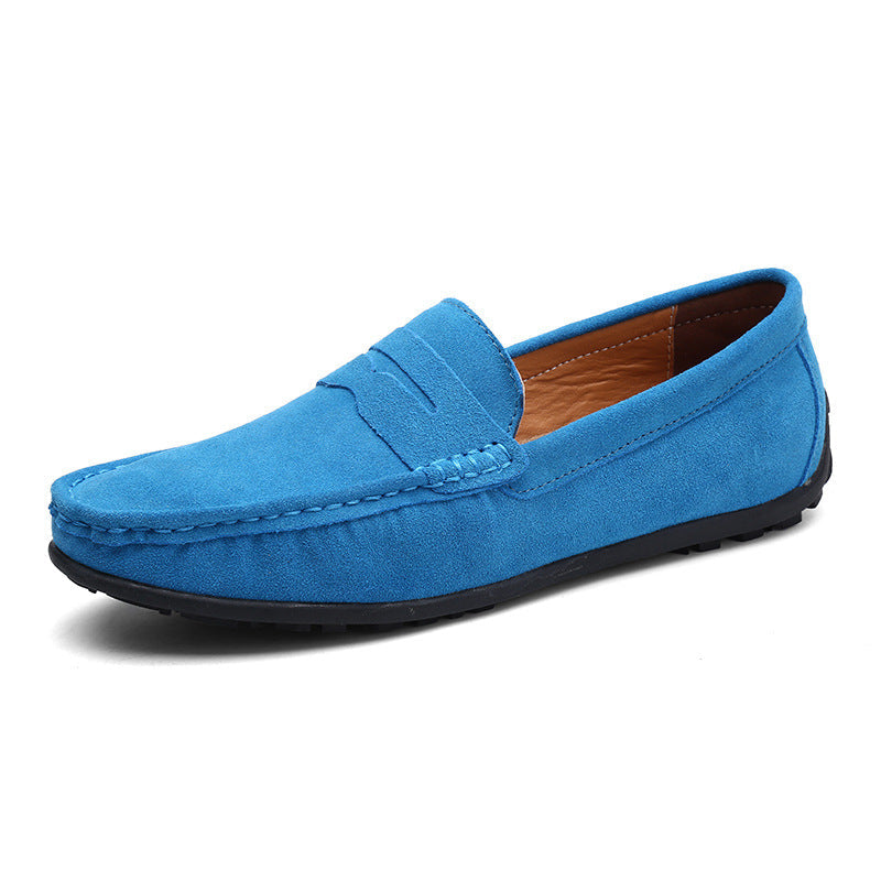 Mocassin penny en daim bleu azur, vu de trois quarts, avec bride sur le cou-de-pied, doublure brune et semelle noire. 5