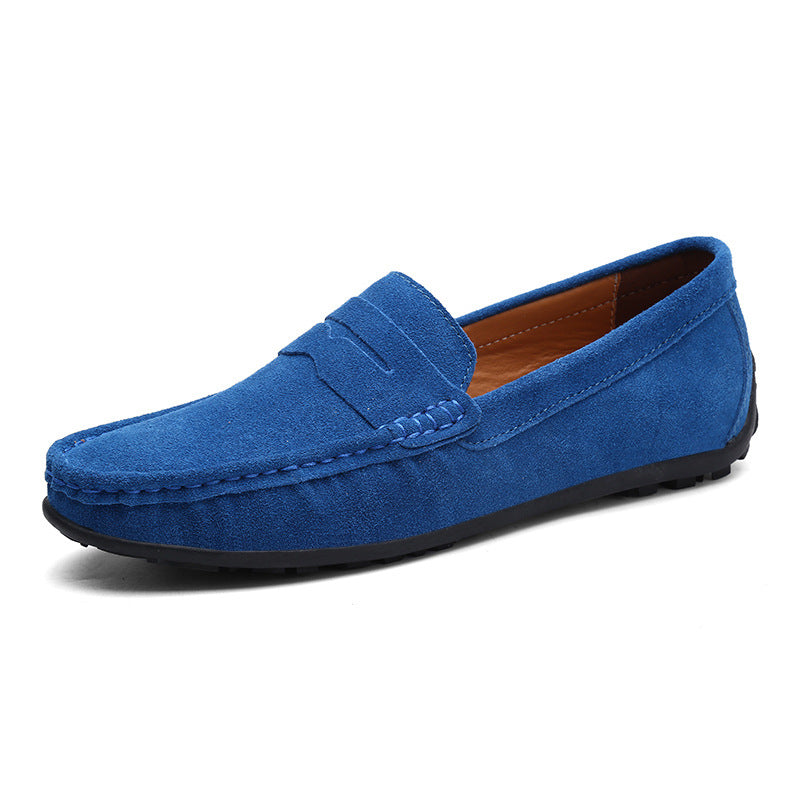 Mocassin penny en daim bleu roi, vu de trois quarts, avec coutures apparentes sur l'empeigne, intérieur fauve et semelle noire. 6