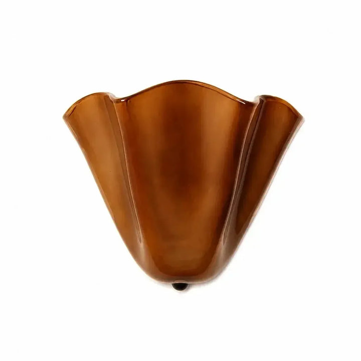 Applique de teinte cuivre brun, éteinte, présentée seule sur fond blanc avec son embout foncé en bas. 12