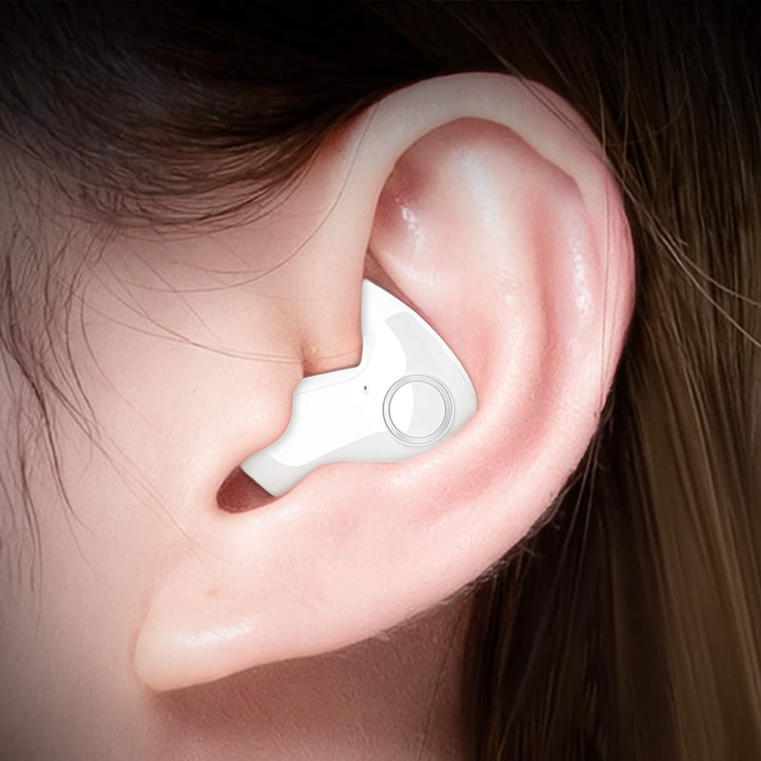 Gros plan d'une oreille portant un écouteur blanc brillant à bouton rond 3