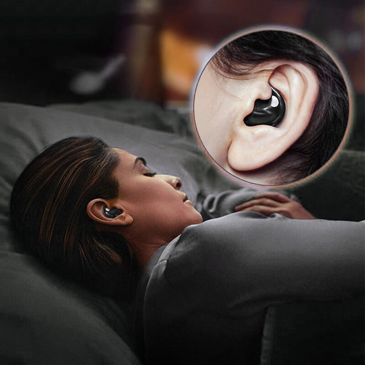 Femme allongée sur le dos portant un écouteur noir brillant, détail de l'oreille en médaillon 9