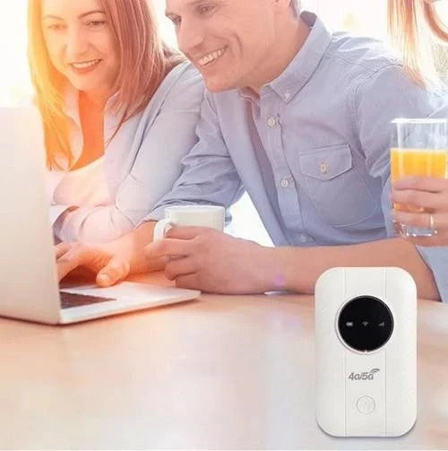 Boîtier blanc sur une table, avec un couple souriant devant un ordinateur portable 4