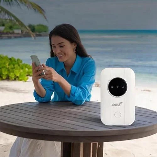 Boîtier blanc sur une table de plage, avec une femme souriante qui utilise son téléphone 6