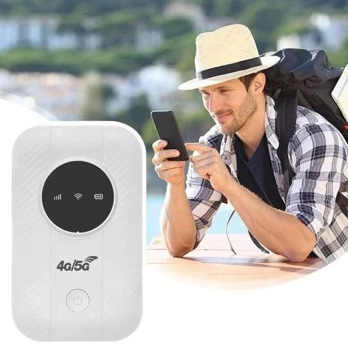 Boîtier blanc au premier plan, avec un voyageur en chapeau de paille regardant son smartphone 7