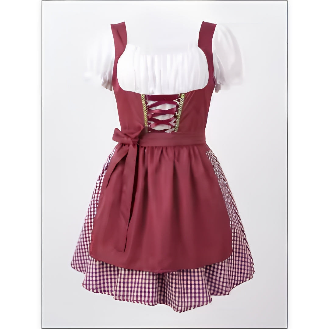 Robe dirndl bordeaux de face sur fond clair, avec blouse blanche, lacet croisé au buste, tablier noué et jupe à carreaux. 1