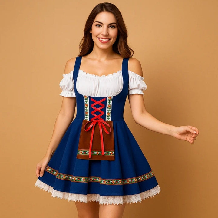 Femme souriante en dirndl bleu roi à bretelles, blouse blanche, lacet rouge, tablier marron et bordure de dentelle blanche. 4