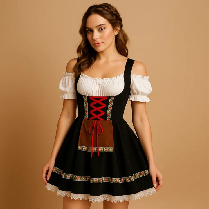 Mannequin aux cheveux tressés en dirndl noir à épaules dénudées, lacet rouge, tablier marron, galons fleuris et dentelle blanche. 7