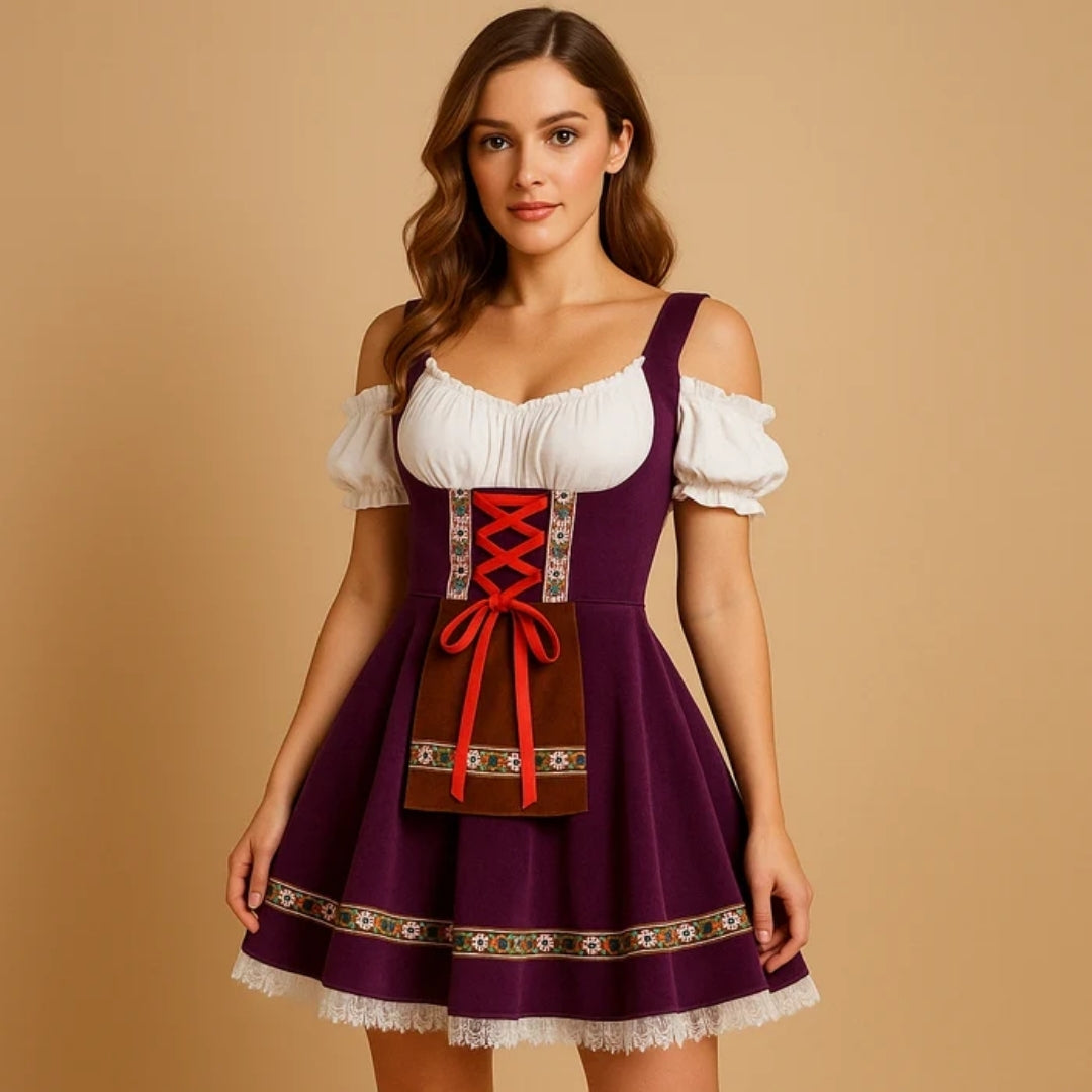 Mannequin en dirndl violet à épaules dénudées, blouse blanche, lacet rouge, petit tablier marron et bas de jupe en dentelle blanche. 2