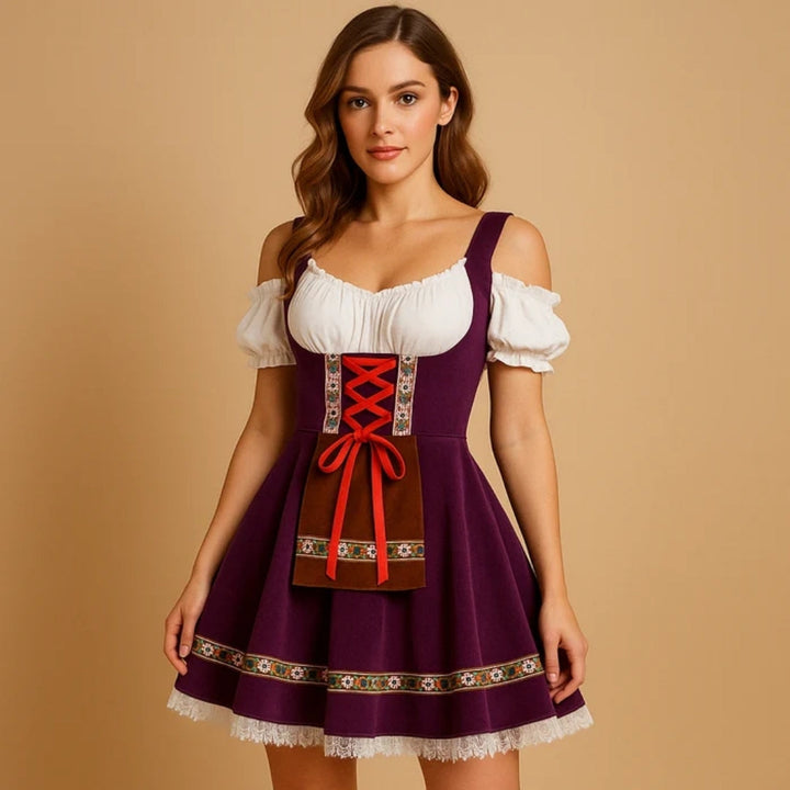 Mannequin en dirndl violet à épaules dénudées, blouse blanche, lacet rouge, petit tablier marron et bas de jupe en dentelle blanche. 2