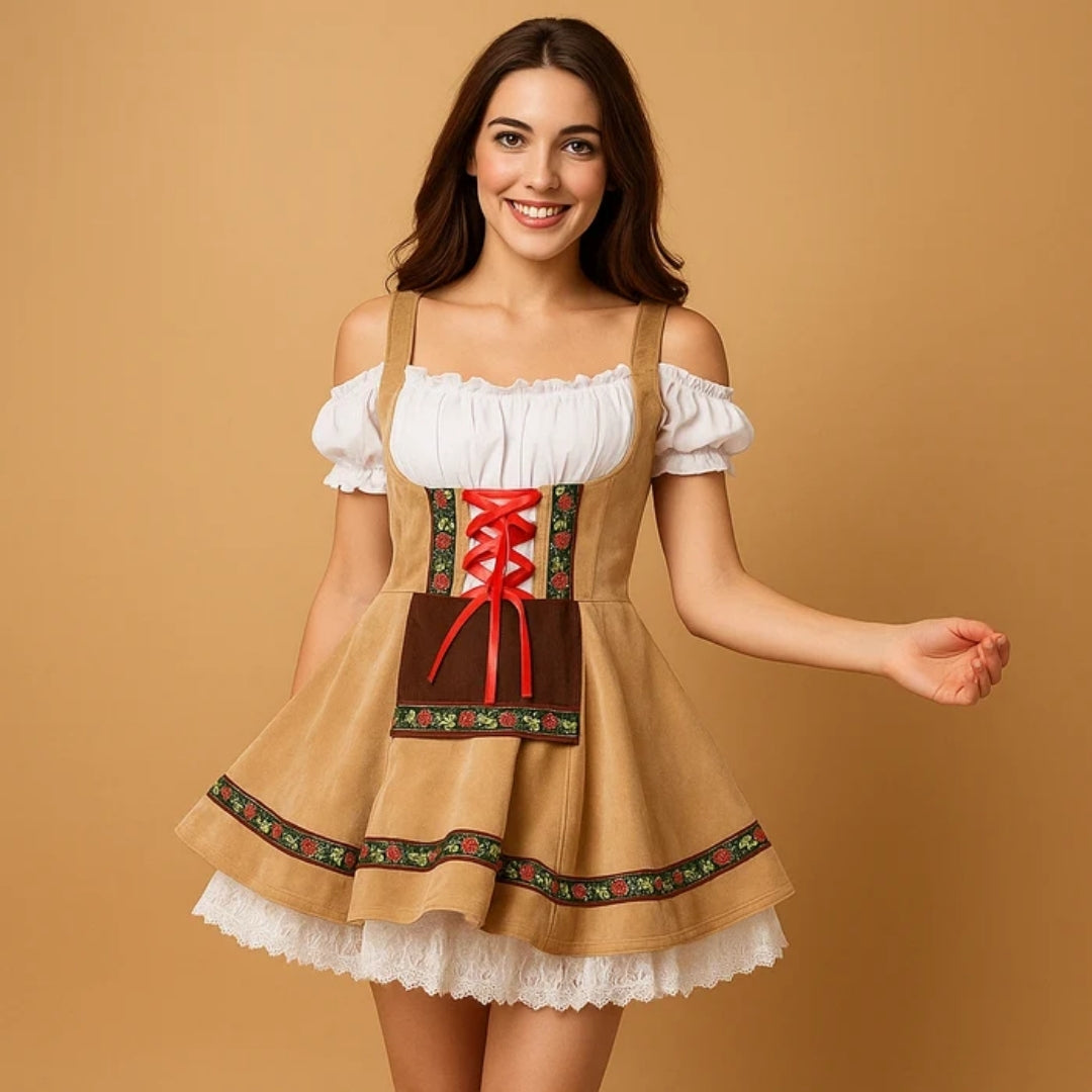 Femme souriante en dirndl beige à épaules dénudées, lacet rouge, tablier marron, galons fleuris et jupon en dentelle blanche. 3