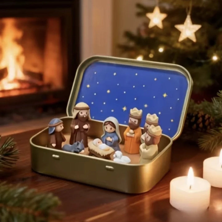 Boîte dorée ouverte posée sur une table près de bougies et d'un sapin, avec une cheminée allumée en arrière-plan. 2